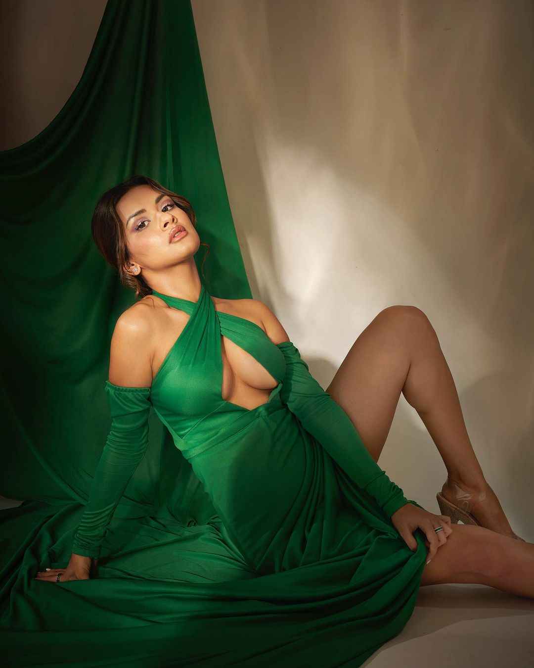 Avneet Kaur Green Dress Nude Boobs